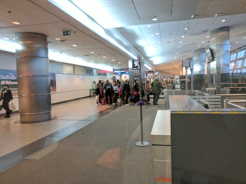 Fila en Aeroparque